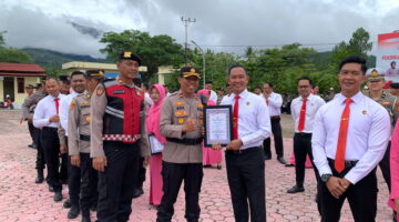 Kapolres Gayo Lues Serahkan Penghargaan kepada Personel Berprestasi, Tegaskan Pengabdian sebagai Pilar Utama Polri