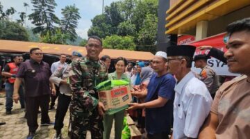Jumat Berkah Penuh Makna, Polres Aceh Tenggara Salurkan Ratusan Paket Sembako untuk Korban Banjir Ketambe