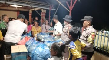 Polsek Lawe Sigala-gala Kawal Pembagian Makan Malam bagi Korban Banjir Bandang di Desa Lawe Tua Persatuan