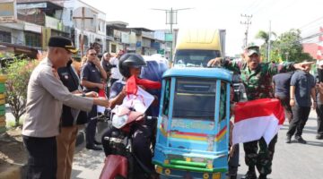 Jelang HUT RI ke-81, Wakapolres dan Forkopimda Aceh Tenggara Bagikan Bendera Merah Putih Gratis kepada Masyarakat
